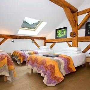  Lodge Hideout